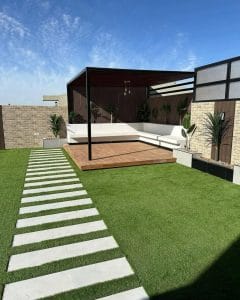 شركة بساتين الرياض لتصميم ممرات حجرية مع عشب جداري بالرياض